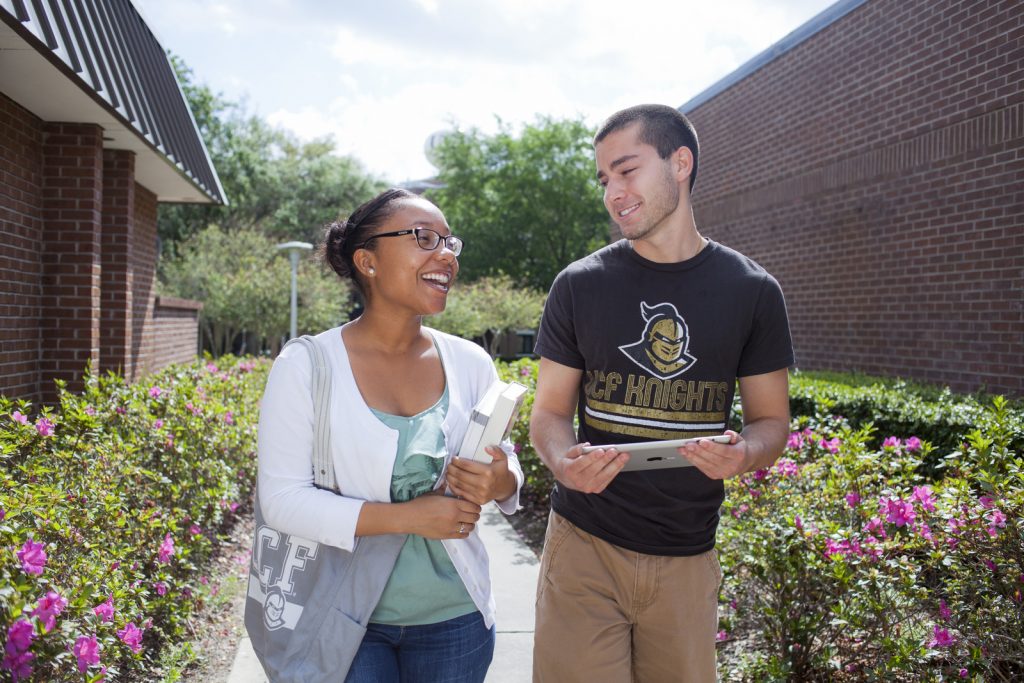 Dos estudiantes caminando en Ferrell Commons